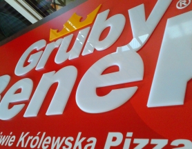 Gruby Benek – szyld